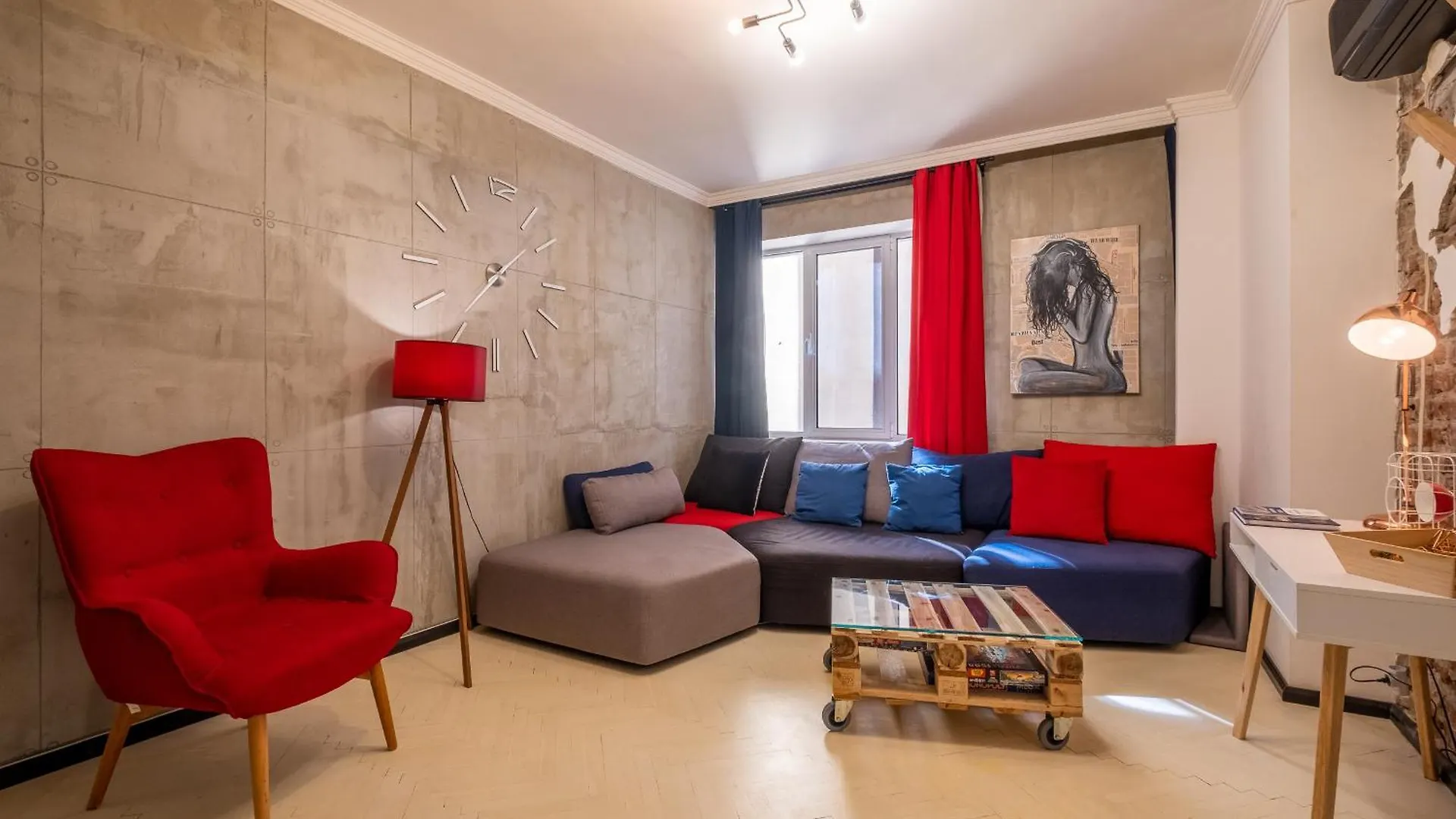 Modern , Spacious 2Br Apartment In Top Center location